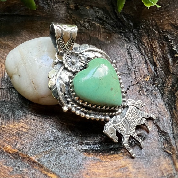 925 Sterling Silver Kingman Turquoise Heart Pendant Horse Floral Leaf Detail - Picture 2 of 13